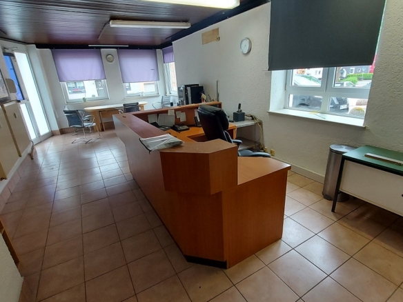 2 Büroräume mit Parkplatz in Diefflen zu vermieten.